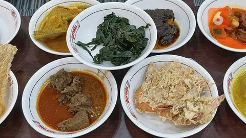 Pilih nasi Padang atau warteg untuk makan sehat yang terjangkau. Porsi yang pas dengan lauk sehat seperti ikan bakar dan sayuran dapat membantu mencegah kolesterol tinggi dan diabetes (Foto: