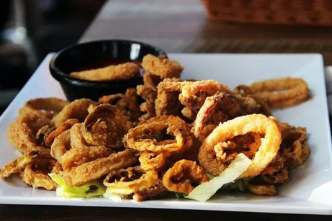 ilustrasi cumi goreng renyah gurih/copyright freepik.com/Satria Setiawan