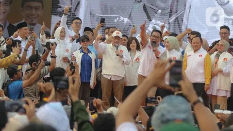 Pasangan calon gubernur-wakil gubernur DKI Jakarta nomor urut 1 Ridwan Kamil-Suswono bersama tim pemenangannya menyapa pendukung saat Kampanye Akbar di Lapangan Cendrawasih, Cengkareng, Jakarta, Kamis (14/11/2024). (Liputan6.com/Herman Zakharia)