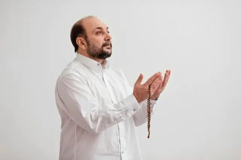 cara mengqodho sholat dzuhur di waktu ashar berapa rakaat Ilustrasi dibuat Stable Diffusion