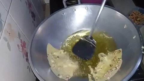 Rempeyek udang rebon. (Liputan6.com/Wikimedia Commons/Midori