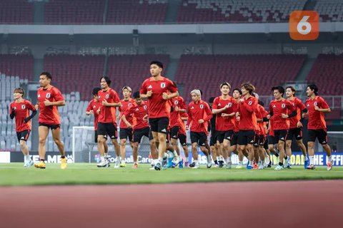 Ilustrasi - Suporter Timnas Indonesia dan Jepang (Bola.com/Adreanus Titus/Geaby Fadhilatu Sholikha)