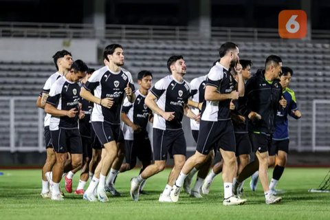 Kevin Diks saat berbincang dengan Jay Idzes jelang mengikuti sesi latiha dengan Timnas Indonesia di Lapangan Madya GBK, Selasa (12/11/2024). (Liputan6.com/Melinda Indrasari)