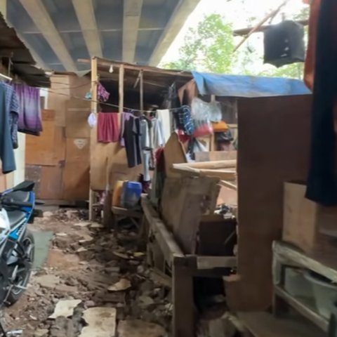 Potret Rumah di Bawah Jalan Tol