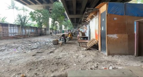 Rumah di Bawah Kolong Jalan Tol