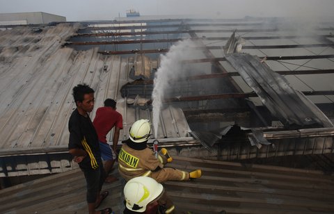 FOTO: Kebakaran Dahsyat Hanguskan Gudang di Muara Baru, Puluhan Mobil Damkar Diterjunkan