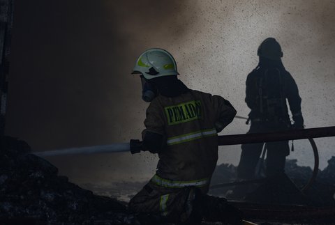 FOTO: Kebakaran Dahsyat Hanguskan Gudang di Muara Baru, Puluhan Mobil Damkar Diterjunkan