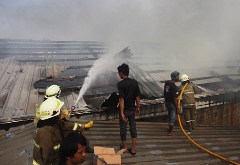 FOTO: Kebakaran Dahsyat Hanguskan Gudang di Muara Baru, Puluhan Mobil Damkar Diterjunkan