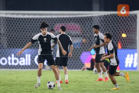 Spanduk raksasa dibentangkan suporter Indonesia, Ultras Garuda saat Timnas Indonesia menghadapi Irak pada laga Grup F putaran kedua Kualifikasi Piala Dunia 2026 zona Asia di Stadion Utama