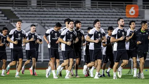 Spanduk raksasa dibentangkan suporter Indonesia, Ultras Garuda saat Timnas Indonesia menghadapi Irak pada laga Grup F putaran kedua Kualifikasi Piala Dunia 2026 zona Asia di Stadion Utama