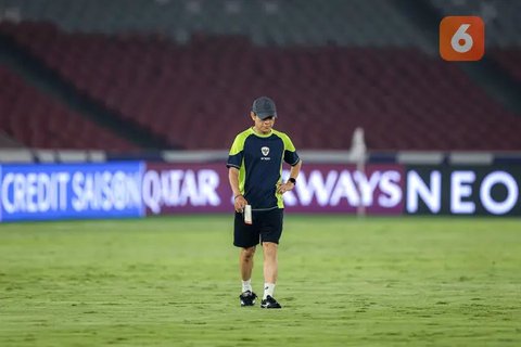 Ketua Umum PSSI, Erick Thohir memberikan keterangan kepada wartawan saat konferensi pers perihal Satgas PSSI yang berlangsung di GBK Arena, Senayan, Jakarta, Jumat (28/04/2023). (Bola.com/