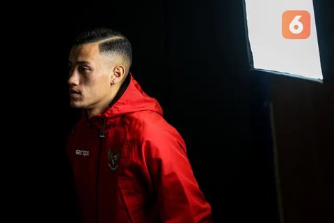 Pemain Timnas Indonesia, Jay Idzes, melepaskan tendangan saat melawan Jepang pada Kualifikasi Piala Dunia 2026 Zona Asia di Stadion Gelora Bung Karno, Senayan, Jakarta, Jumat (15/11/2024)