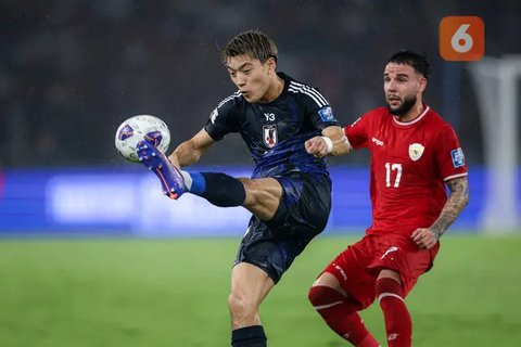 Pemain Timnas Indonesia, Calvin Verdonk, duel udara dengan pemain Jepang,Yukinari Sugawara, pada Kualifikasi Piala Dunia 2026 Zona Asia di Stadion Gelora Bung Karno, Senayan, Jakarta, Jumat