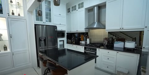 Punya Rumah Gaya American Classic, 8 Potret Dapur Kiky Saputri yang Elegan - Dindingnya Ada Akuarium