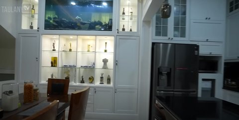 Punya Rumah Gaya American Classic, 8 Potret Dapur Kiky Saputri yang Elegan - Dindingnya Ada Akuarium
