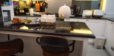 Punya Rumah Gaya American Classic, 8 Potret Dapur Kiky Saputri yang Elegan - Dindingnya Ada Akuarium