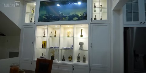 Punya Rumah Gaya American Classic, 8 Potret Dapur Kiky Saputri yang Elegan - Dindingnya Ada Akuarium
