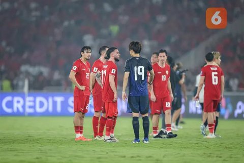 Pemain Timnas Indonesia, Calvin Verdonk berduel udara dengan pemain Jepang, Yukinari Sugawara pada laga lanjutan putaran ketiga Grup C Kualifikasi Piala Dunia 2026 di Stadion Utama Gelora