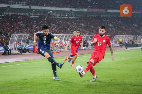 Striker Timnas Indonesia, Ragnar Oratmangoen saat melewati bek Timnas Jepang, Ko Itakura dalam laga putaran ketiga Kualifikasi Piala Dunia 2026, di SUGBK, Jakarta, Jumat (15/11/2024). (Bola.c