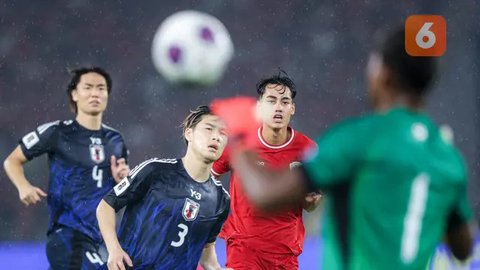 Striker Timnas Indonesia, Ragnar Oratmangoen saat melewati bek Timnas Jepang, Ko Itakura dalam laga putaran ketiga Kualifikasi Piala Dunia 2026, di SUGBK, Jakarta, Jumat (15/11/2024). (Bola.c