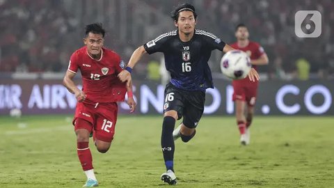 Striker Timnas Indonesia, Ragnar Oratmangoen saat melewati bek Timnas Jepang, Ko Itakura dalam laga putaran ketiga Kualifikasi Piala Dunia 2026, di SUGBK, Jakarta, Jumat (15/11/2024). (Bola.c
