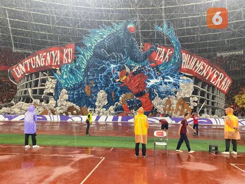 Koreo La Grande Indonesia bertema Godzilla Vs Gundala dalam laga Timnas Indonesia versus Jepang di Stadion Utama Gelora Bung Karno, Jakarta, Jumat (15/11/2024). (Bola.com/Abdul Aziz)