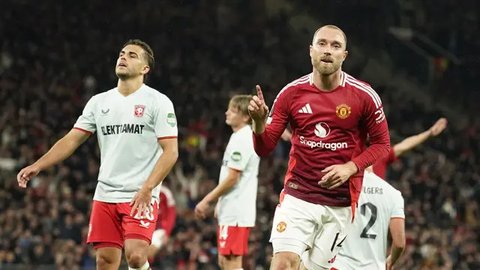 Pelatih Sporting Lisbon asal Portugal, Ruben Amorim, memberi isyarat selama pertandingan liga Portugal antara Sporting CP dan Rio Ave FC di stadion Jose Alvalade di Lisbon pada 9 Agustus 2