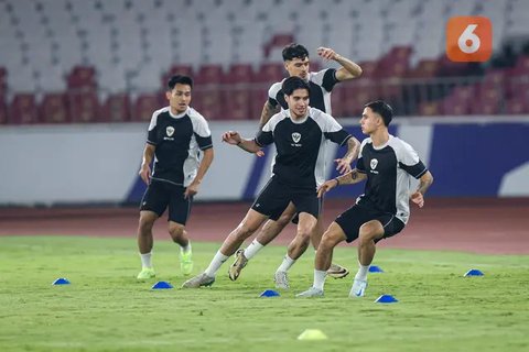 Eliano Reijnders setelah pertandingan Timnas Indonesia versus Jepang di Stadion Utama Gelora Bung Karno (SUGBK), Senayan, Jakarta, Jumat (15/11/2024). (Bola.com/Bagaskara Lazuardi)