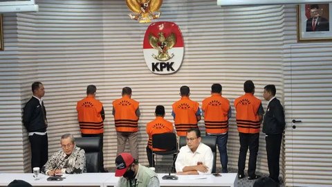 Gubernur Maluku Utara Abdul Gani Kasuba (peci) mengenakan rompi tahanan seusai menjalani pemeriksaan di Gedung Merah Putih KPK, Rabu (20/12/2023). (Liputan6.com/Herman Zakharia)