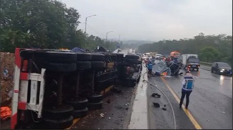 Konferensi pers Polres Purwakarta terkait kecelakaan beruntun di Tol Cipularang KM 92. (Liputan6.com/Asep Mulyana)