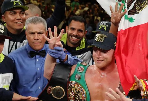 Canelo Alvarez berhasil menghentikan perlawanan Caleb Plant pada ronde ke-11 pada kejuaraan dunia yang berlangsung di MGM Arena, Las Vegas, Nevada, Amerika Serikat, Sabtu (6/11/2021). (AFP/AL