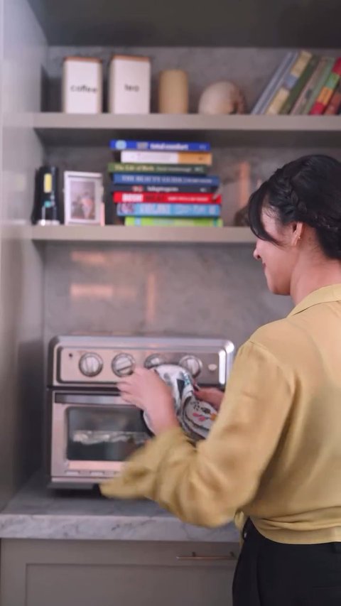 Sering Bikin Konten Memasak, 9 Potret Terbaru Dapur Nana Mirdad yang Unik - Ada Rak Berisi Buku dan Foto Keluarga