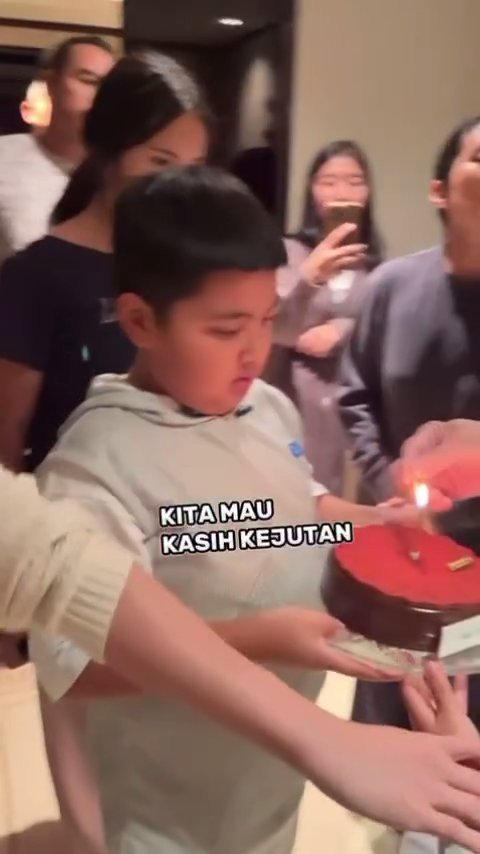 Momen Nia Ramadhani dan 3 Anaknya Beri Kejutan Ultah untuk Aburizal Bakrie, Jadi Misi Rahasia Saat Tengah Malam