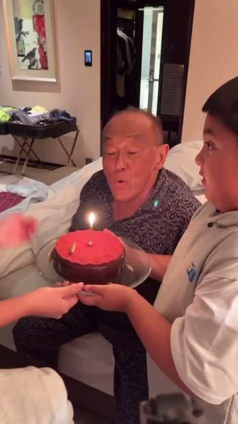 Momen Nia Ramadhani dan 3 Anaknya Beri Kejutan Ultah untuk Aburizal Bakrie, Jadi Misi Rahasia Saat Tengah Malam
