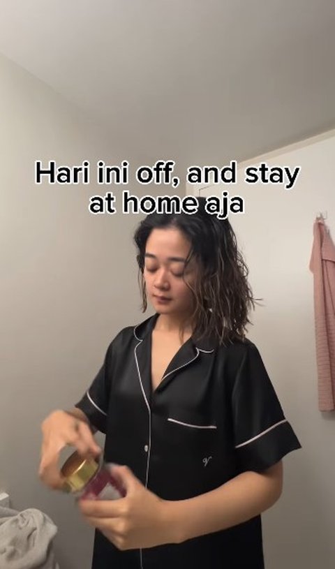 Jadi beberapa waktu belakangan, Gisela rajin membuat video pendek tentang kegiatannya sehari-hari. Kalau pagi, kegiatannya setelah bangun tentunya di kamar mandi.