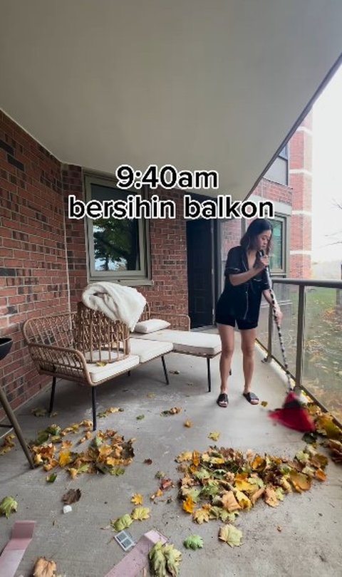 Ini balkon di apartemen yang di musim gugur ini penuh dengan daun-daun kering. Semakin terasa vibes Kanada-nya.