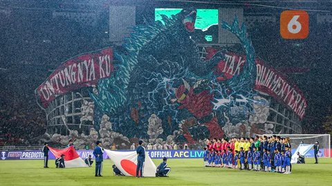 Koreo La Grande Indonesia bertema Godzilla Vs Gundala dalam laga Timnas Indonesia versus Jepang di Stadion Utama Gelora Bung Karno, Jakarta, Jumat (15/11/2024). (Bola.com/Abdul Aziz)