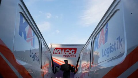 Petugas menata sepeda motor sebelum dikirim menggunakan kereta di Stasiun Kampung Bandan, Jakarta Utara, Selasa (26/4/2022). PT Kereta Api Indonesia (KAI) Logistik (Kalog) menyediakan 9.28