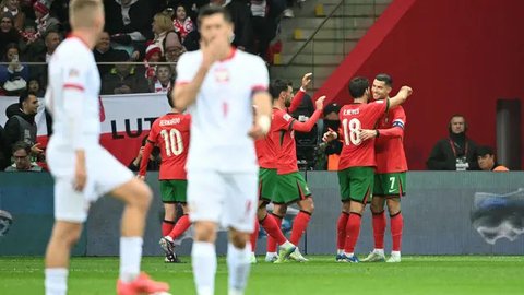Reaksi penyerang Portugal, Cristiano Ronaldo (kiri), selama pertandingan UEFA Nations League, Liga A, Grup 1 antara Portugal dan Polandia di stadion Dragao di Porto, Sabtu dini hari WIB (1