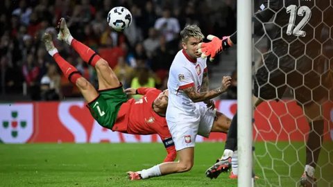 Reaksi penyerang Portugal, Cristiano Ronaldo (kiri), selama pertandingan UEFA Nations League, Liga A, Grup 1 antara Portugal dan Polandia di stadion Dragao di Porto, Sabtu dini hari WIB (1