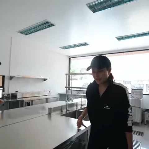 Potret Restoran Bakso Baru Milik Nikita Mirzani, Setiap Sudutnya Estetik - Area Kitchen Sangat Luas dengan Kaca Besar