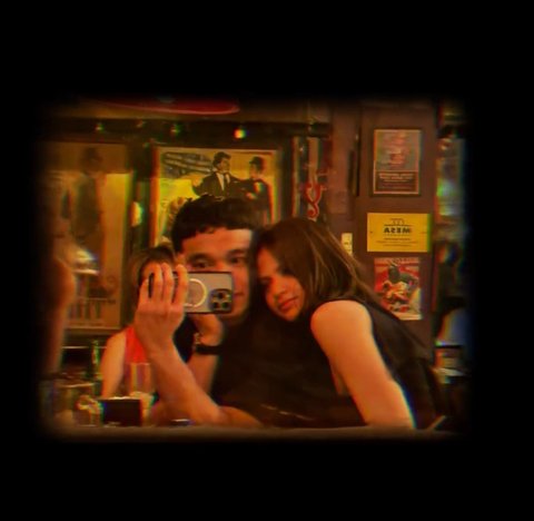 Netizen langsung membanjiri kolom komentar unggahan Fadly tersebut. Mereka senang akhirnya Fadly & Maudy go-public setelah rumor kedekatan mereka beredar cukup lama.