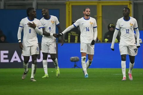 Kiper Italia Guglielmo Vicario (tengah) kebobolan gol ketiga timnya selama pertandingan sepak bola Liga Bangsa-Bangsa Grup A2 antara Italia dan Prancis di stadion San Siro di Milan, pada 1