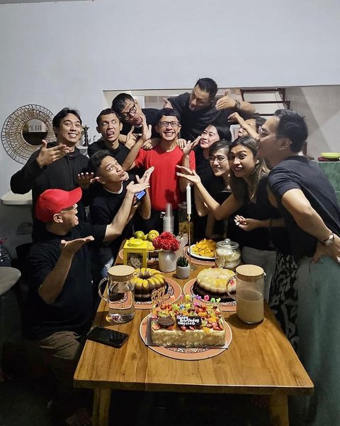 9 Foto Aming Merayakan Ulang Tahun ke-44 Secara Sederhana Bersama Tiga Sahabat