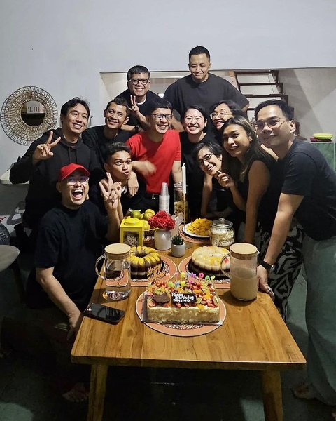 9 Foto Aming Merayakan Ulang Tahun ke-44 Secara Sederhana Bersama Tiga Sahabat