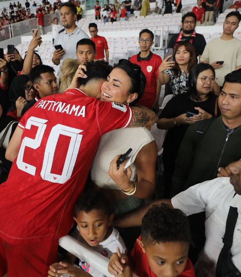 Kemesraan Pemain Timnas Indonesia Shayne Pattynama Bareng Tunangannya