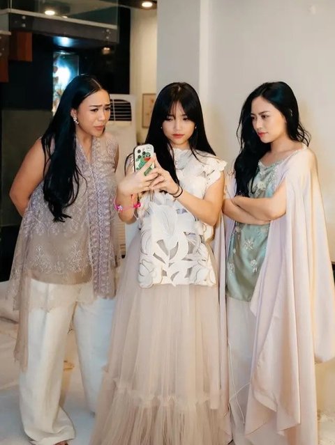 Model Baju Lebaran 2025 Wanita, Inspirasi Gaya dari Selebriti