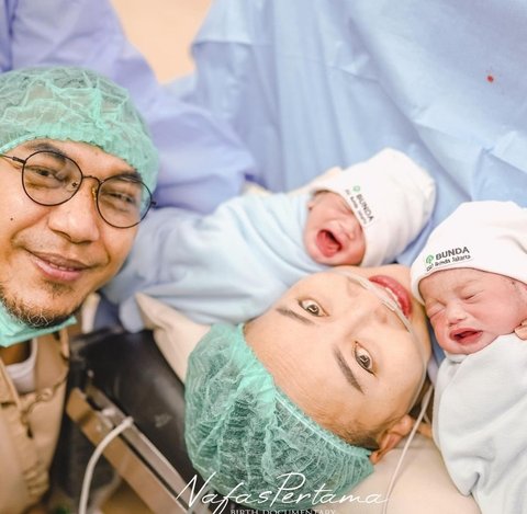 Mpok Alpa Mengungkapkan Sangat Menikmati Merawat Bayi Kembarnya, Meskipun Sering Kurang Tidur