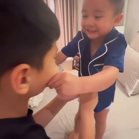 Potret Rayyanza Dimandikan & Dipakaikan Baju Sama Rafathar, Ngaku Sayang ke Aa Segede Bumi - Tak Henti Cubit dan Cium