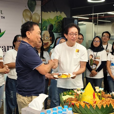 Direktur Sido Muncul, Dr. (H.C.) Irwan Hidayat bersama sahabatnya saat syukuran 73 tahun Sido Muncul.